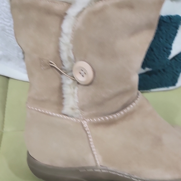 Bass Women's Tan Suede Boots with Faux Fur Lining - Picture 6 of 13